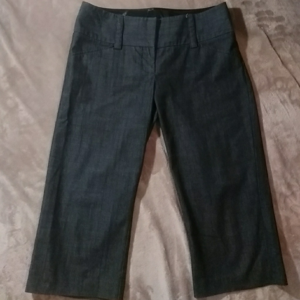 Adorable dark gray capris.